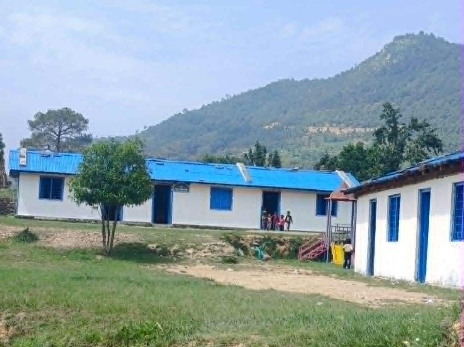 मसानी दलित आधारभूत विद्यालयमा अंग्रजी माध्यमबाट पढाइ शुरु, सापकोटाले गरे पुस्तक सहयोग 