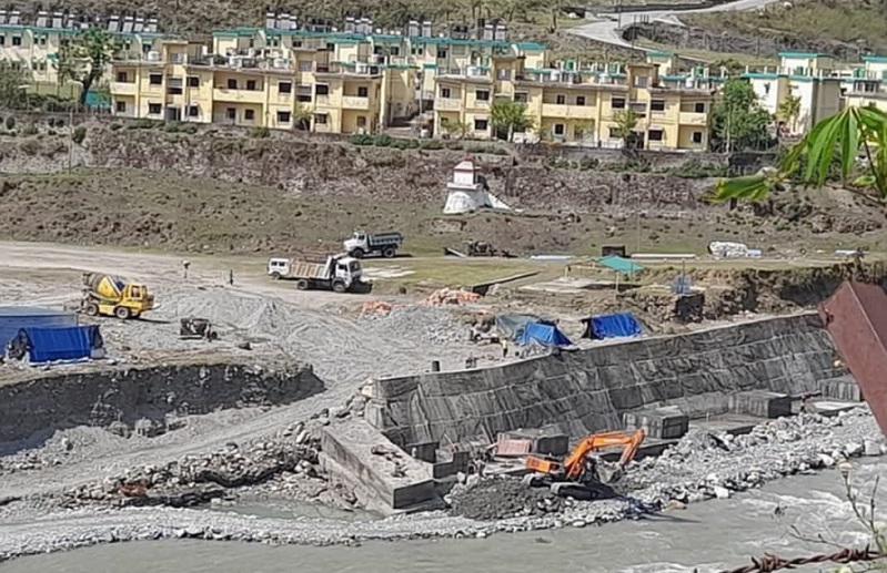 नेपाली भूमिमा भारतले बनाइरहेको तटबन्ध निर्माण रोक्न दार्चुलाका प्रजिअलाई ज्ञापनपत्र