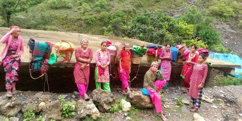 दार्चुलाको खलङ्गा–दल्लेख सडक अवरुद्ध हुँदा तरकारी किसान समस्यामा
