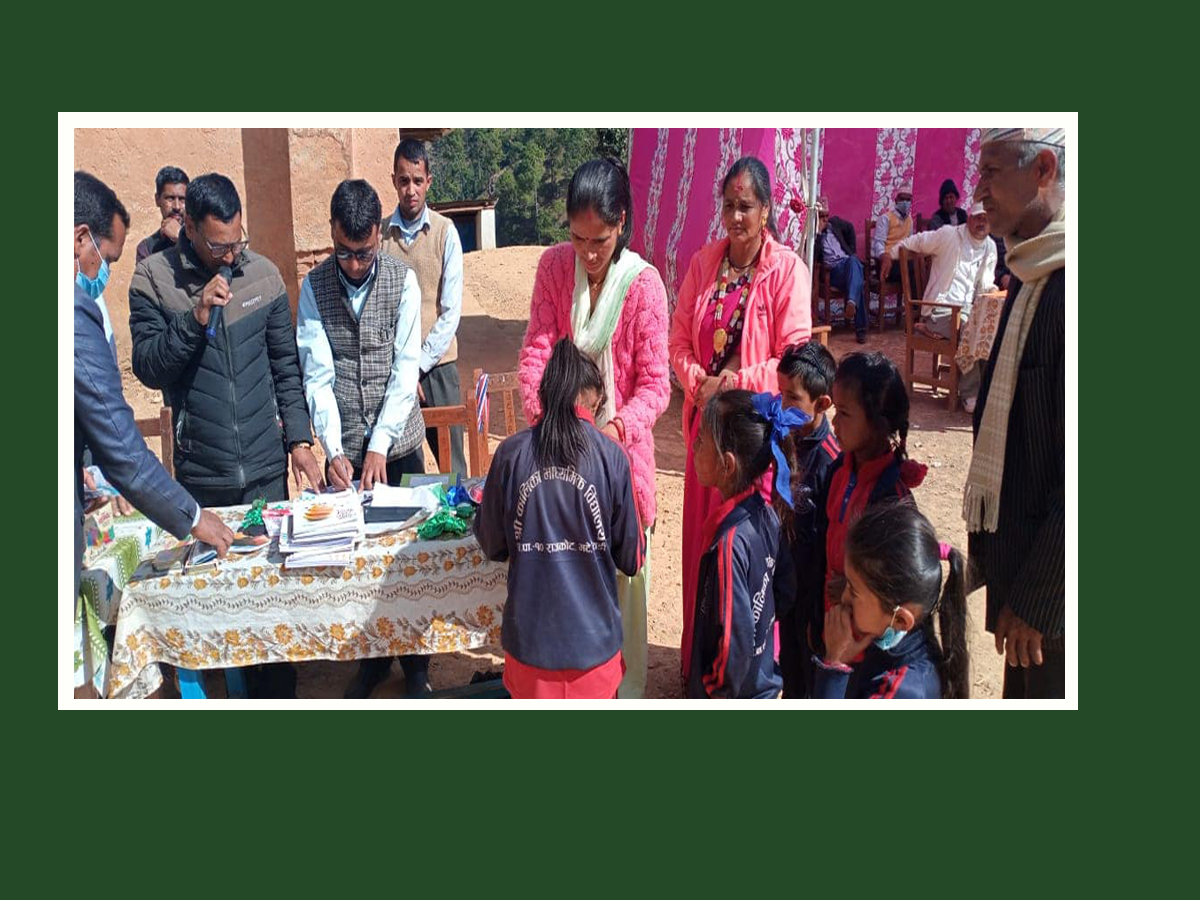 कार्यपालिका सदस्य पन्तले गरिन  विद्यार्थीहरुलाई शैक्षिक सामग्री वितरण