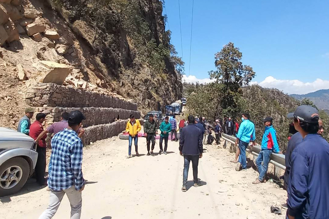 मृतकका परिवार भन्छनः ‘गाडी साहु नआए सम्म घटनास्थलबाट शव उठ्दैनन’