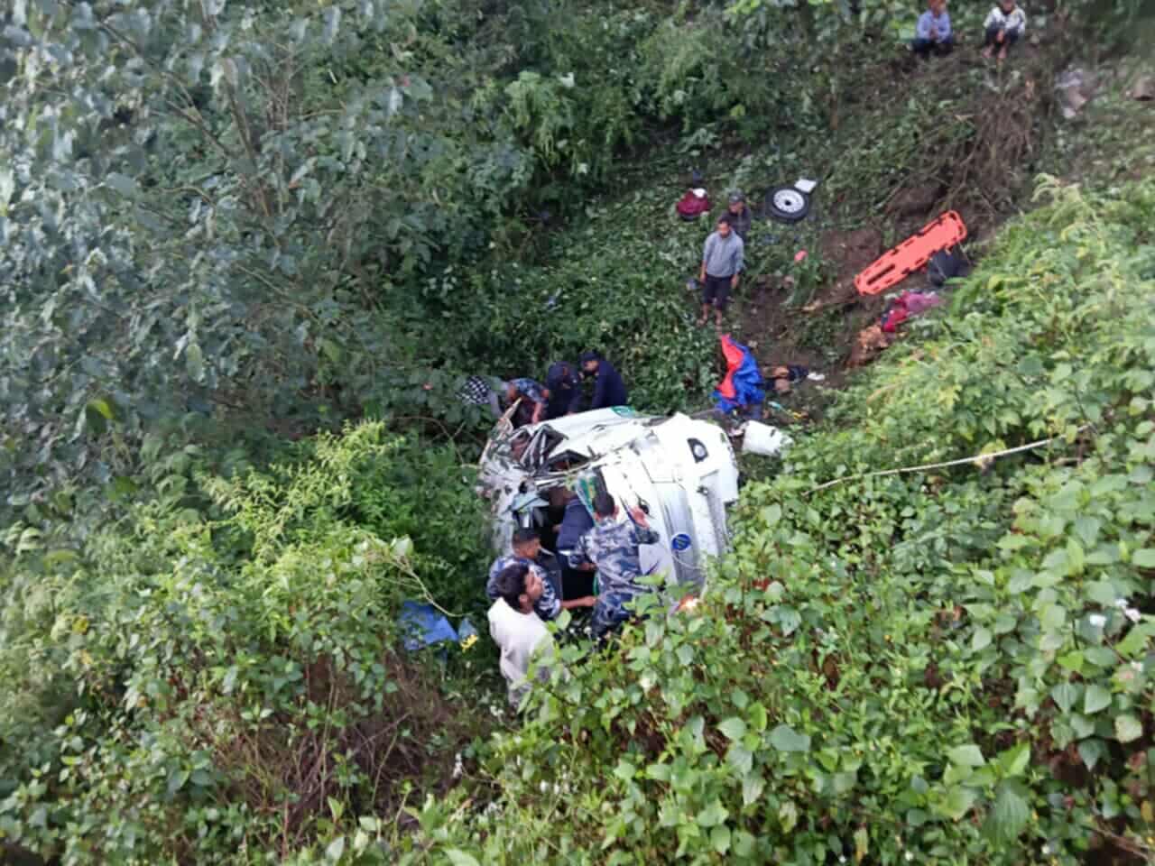 डोटीमा इभी गाडी दुर्घटना हुँदा एक जनाको ज्यान गयो, २१ जना घाइते