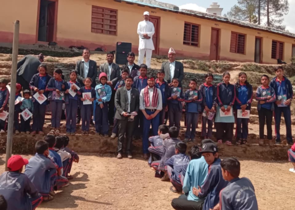 जन्मदिनको अवसरमा पत्रकार पन्त द्वारा शैक्षिक सामग्री वितरण