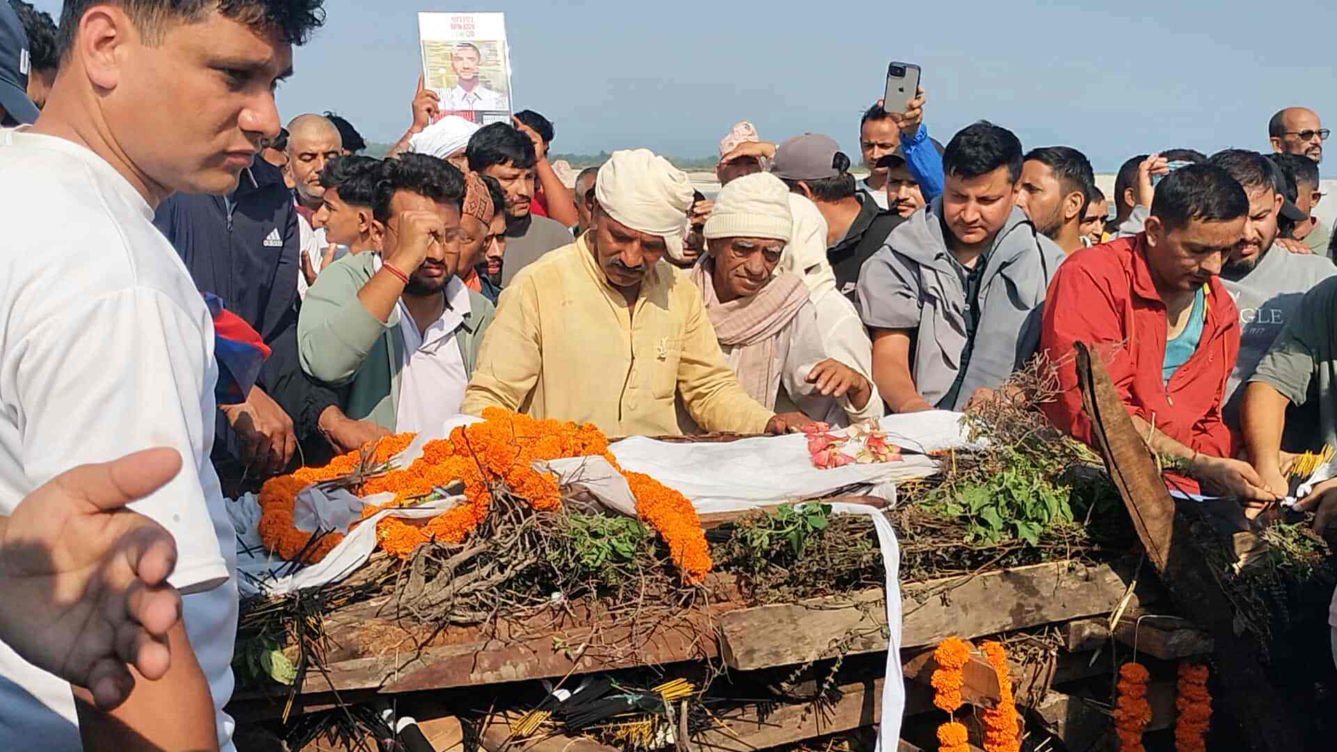 महाकाली किनारमा विपिन जोशीको राष्ट्रिय सम्मानका साथ अन्त्येष्टि