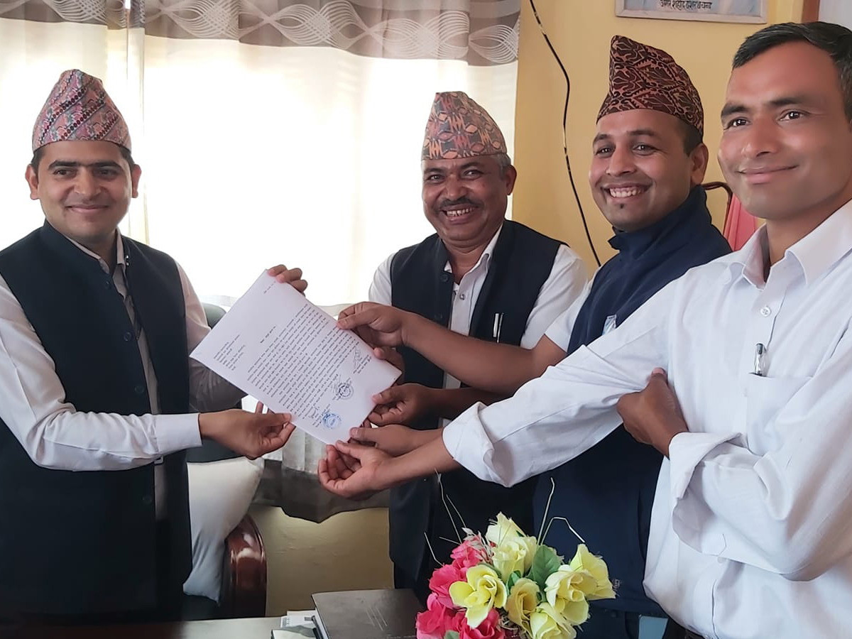 संघीय निजामती सेवा ऐन जारी गर्न माग गर्दै बैतडीबाट प्रधानमन्त्रीलाई   ज्ञापन पत्र  