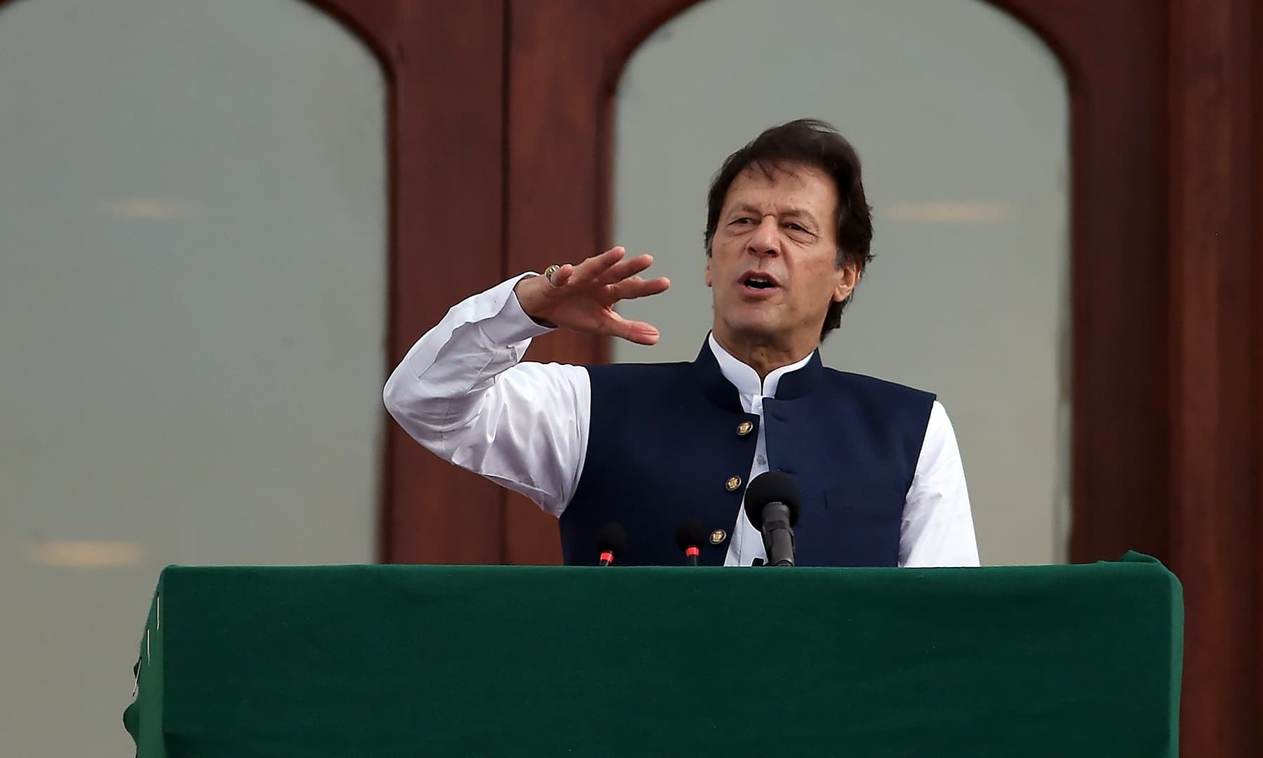 पाकिस्तानका पूर्वप्रधानमन्त्री इमरान खान पक्राउ