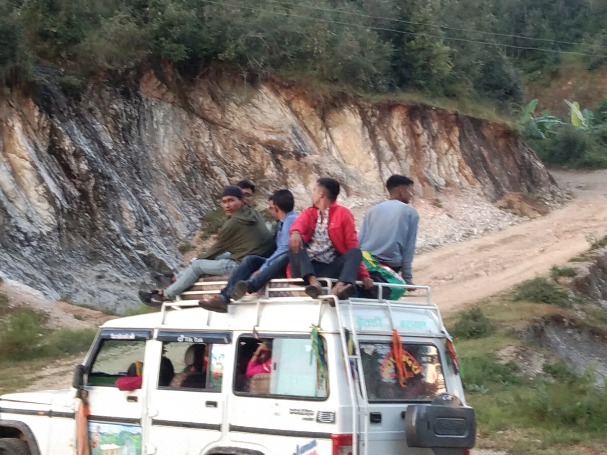 बैतडीका कच्ची सडकमा छतमा यात्रु बोकेर हुइकिन्छन् गाडी,नयाँ भाडादर पनि छैन् कार्यान्वयनमा