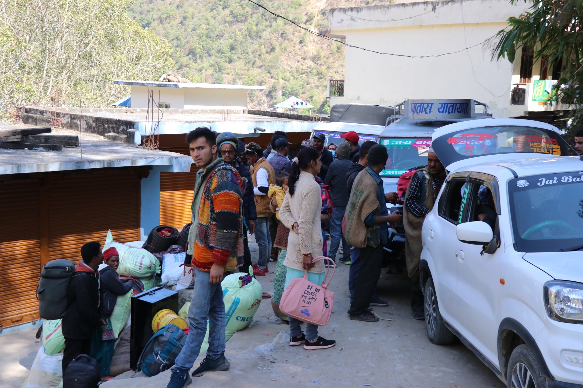 दशैँ नजिकिएसँगै भारत गएका नेपाली घर फर्कदैँ