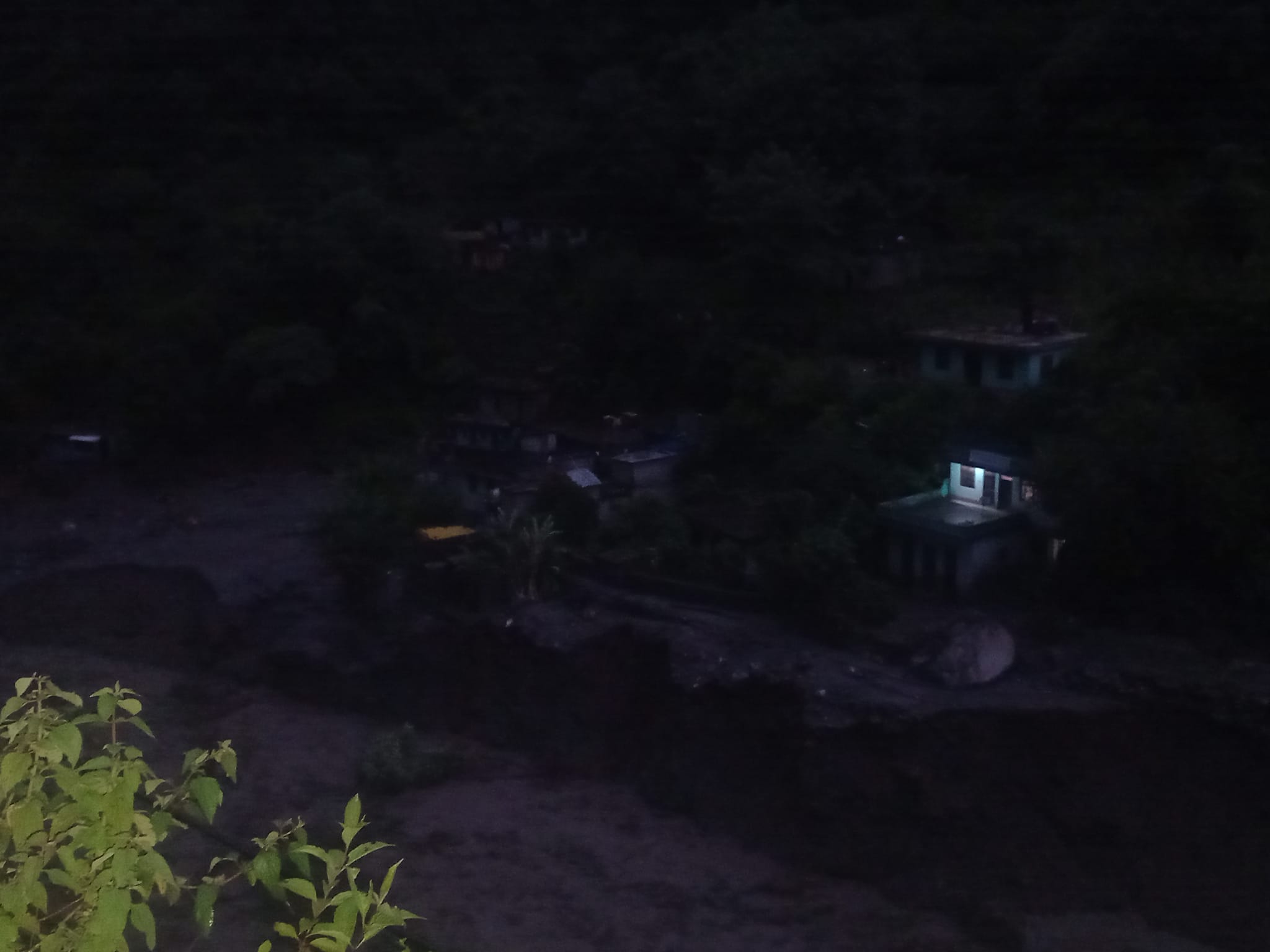 दार्चुलाको लास्कु खोलामा आएको बाढीले दर्जन बढी घर बगायो 