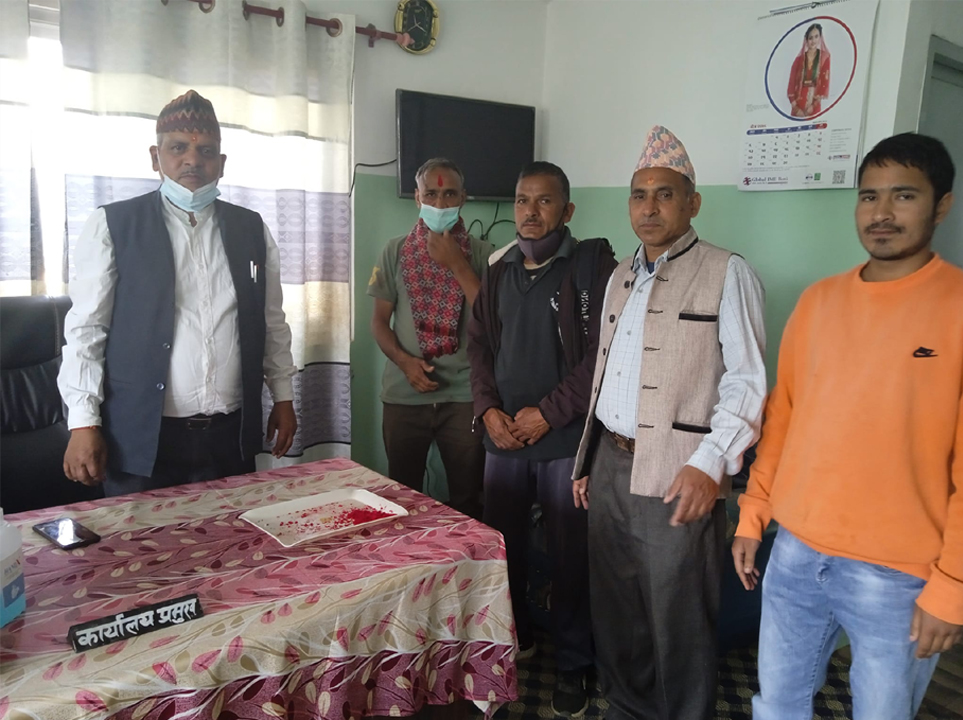 मालपोत कार्यालय बैतडीमा सेवाग्राहीलाई सम्मान