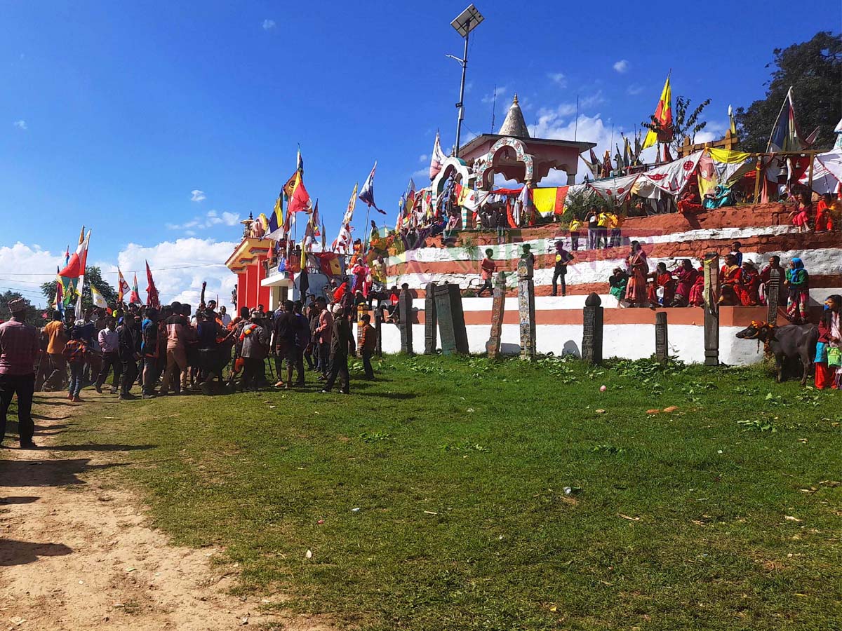 बैतडीमा देवीका मन्दिरहरुमा भक्तजनको घुइचो 