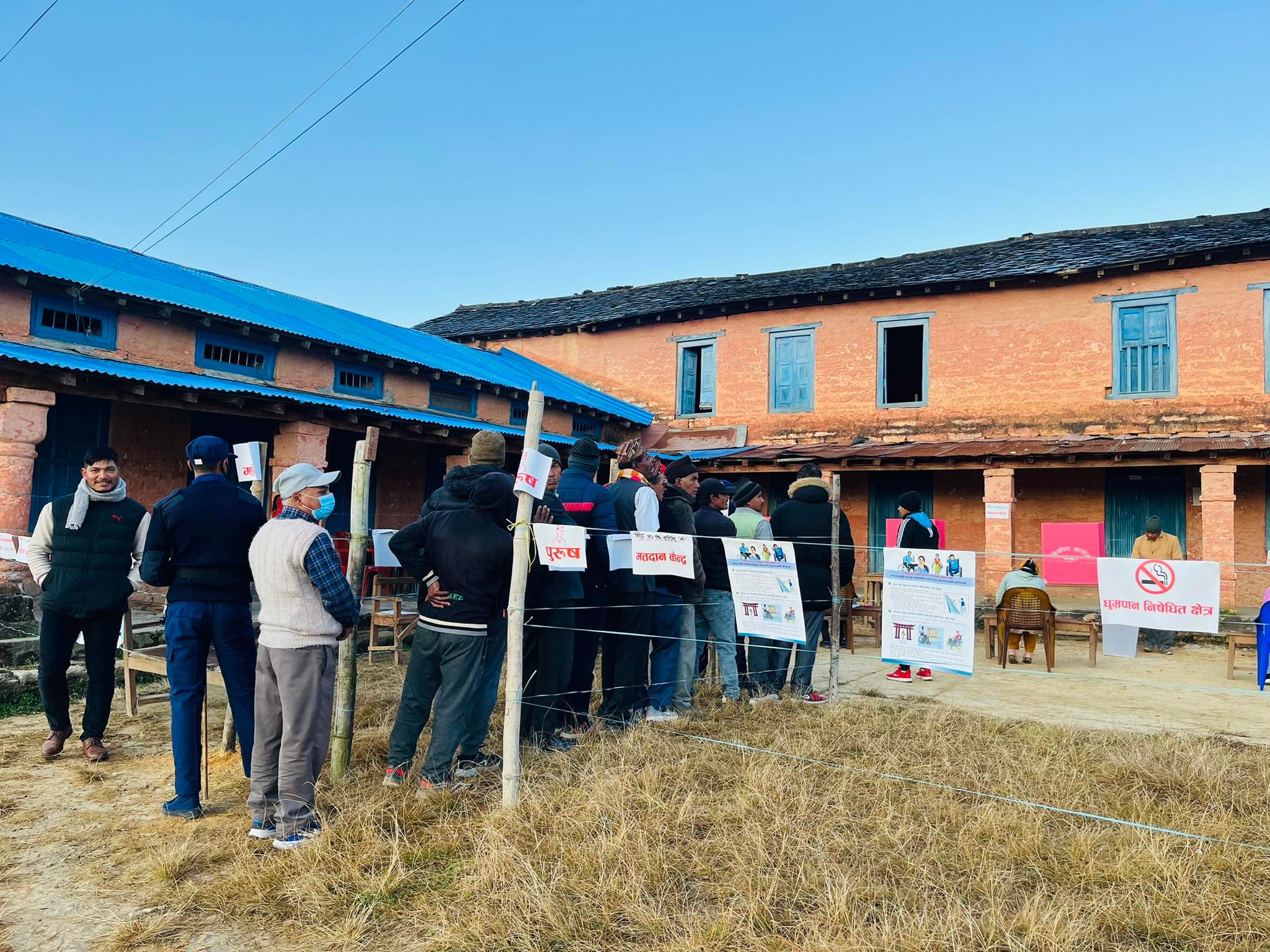 मतदान शुरु, मतदान केन्द्रमा मतदाताको संख्या बढ्दै 