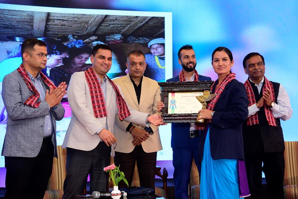 बैतडीको सिगासकी अनमी जानकी पुजारा उत्कृष्ट नर्स अवार्डबाट सम्मानित