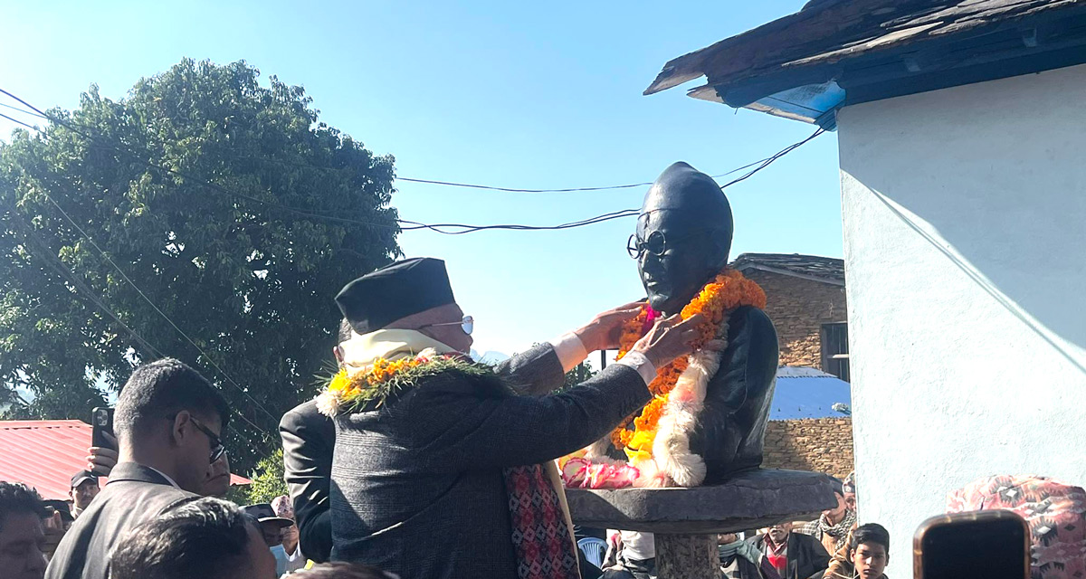 एमाले अध्यक्ष ओलीसहितका नेताहरु शहीद दशरथ चन्दको जन्मघरमा पुगे 