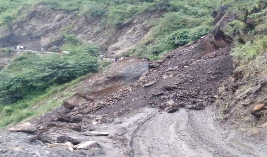 सुदूरपश्चिमका मुख्य दुई राजमार्ग पहिरोका कारण अवरुद्ध