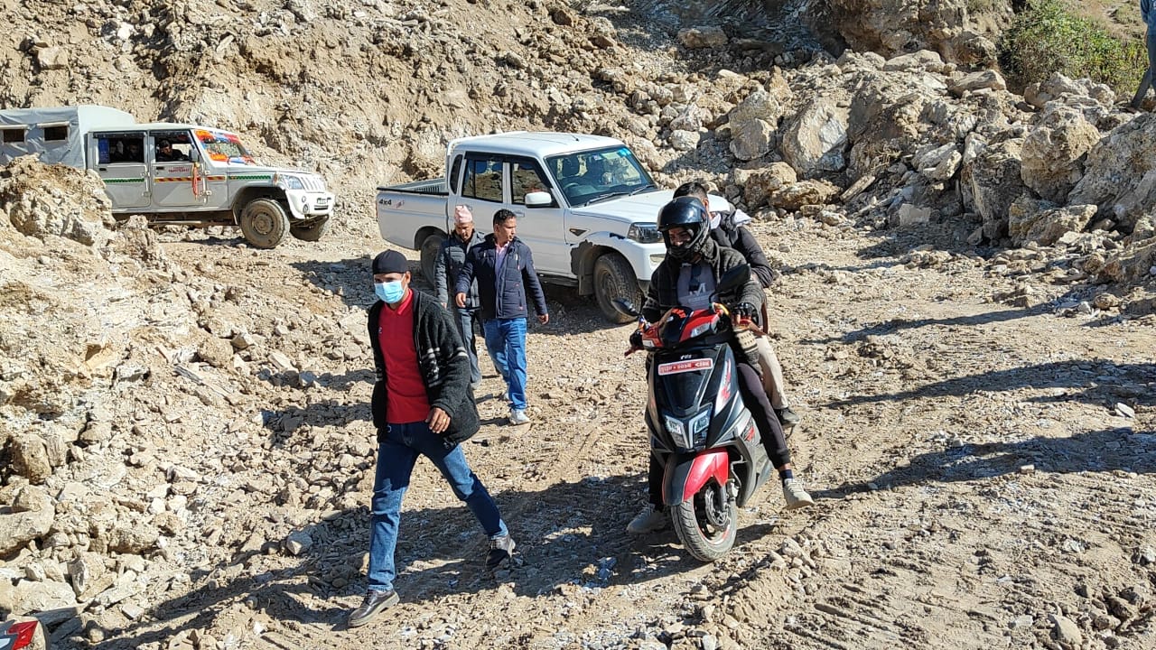 पहिरोका कारण अवरुद्ध दशरथचन्द राजमार्ग सुचारु
