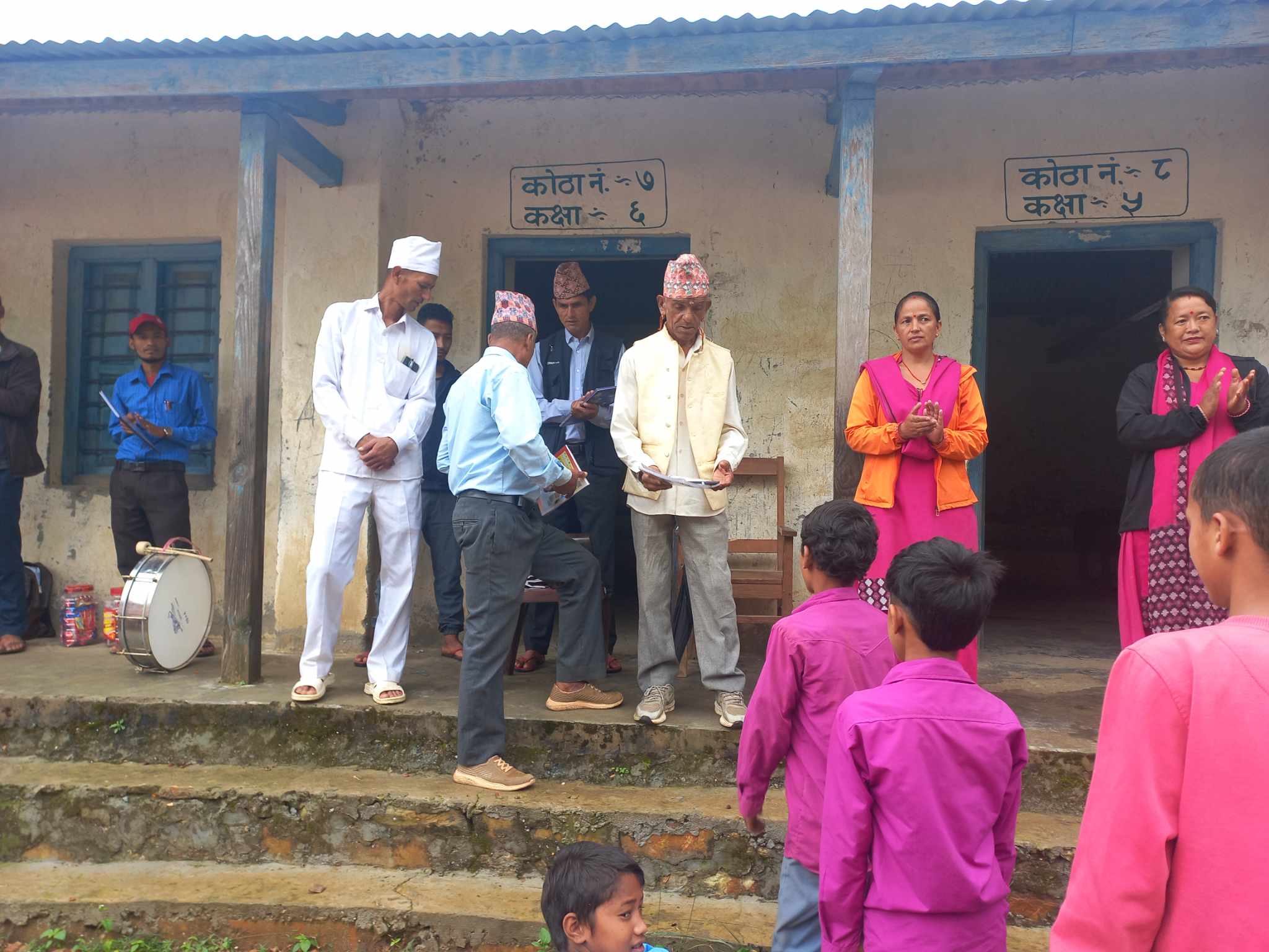 जन्मदिनको अवसरमा पन्तले गरे शैक्षिक सामग्री वितरण