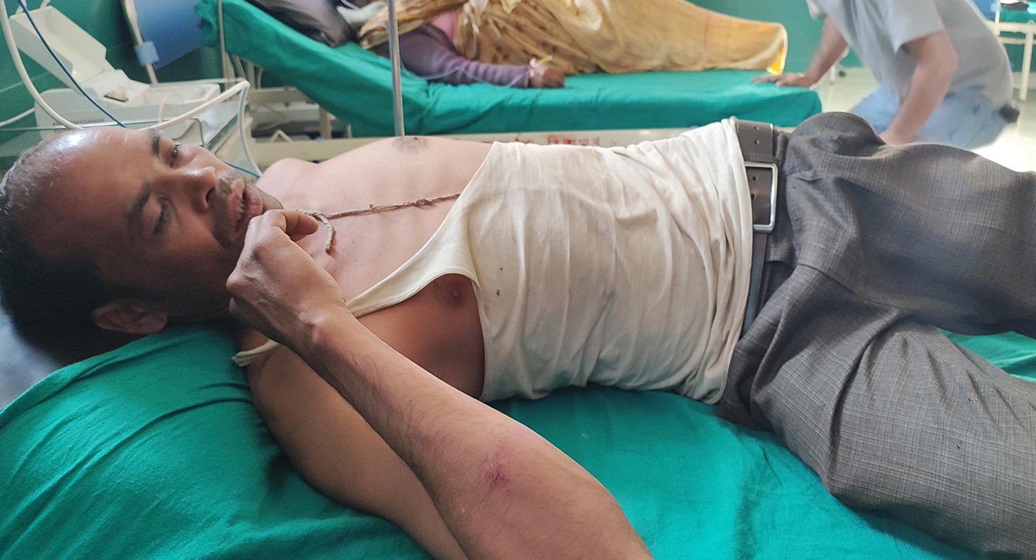 बैतडीमा गाउँपालिका  अध्यक्षले उपभोक्ता समिति अध्यक्षलाई कुटेपछि... 