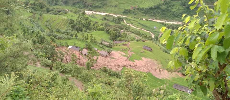 बैतडीको सिगासमा पहिरोले ८ परिवारको घरखेतमा क्षति दुई परिवार विस्थापित