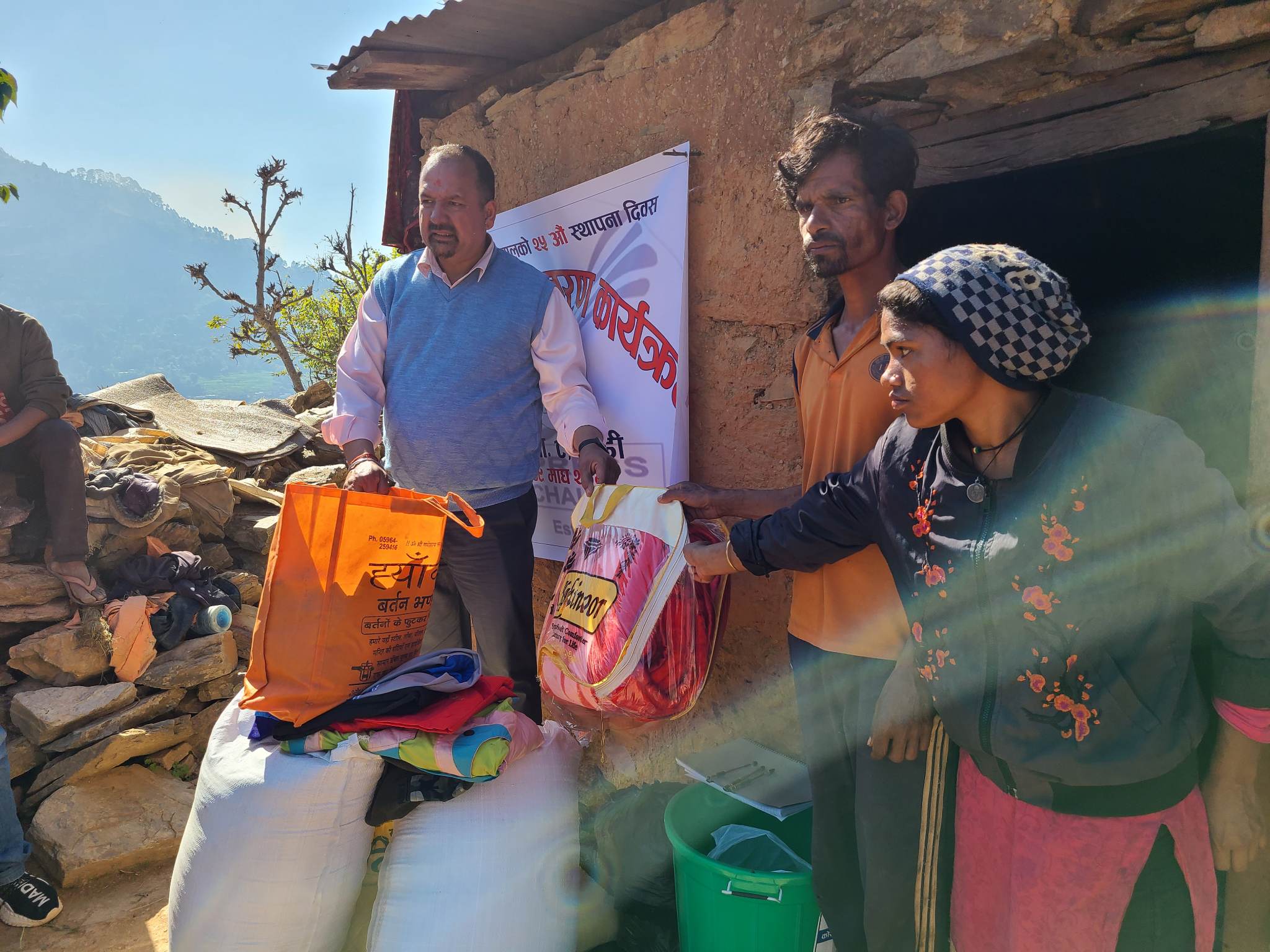 प्रेस चौतारी स्थापना दिवसको अवसरमा खाद्यान्न सामग्री हस्तान्तरण 