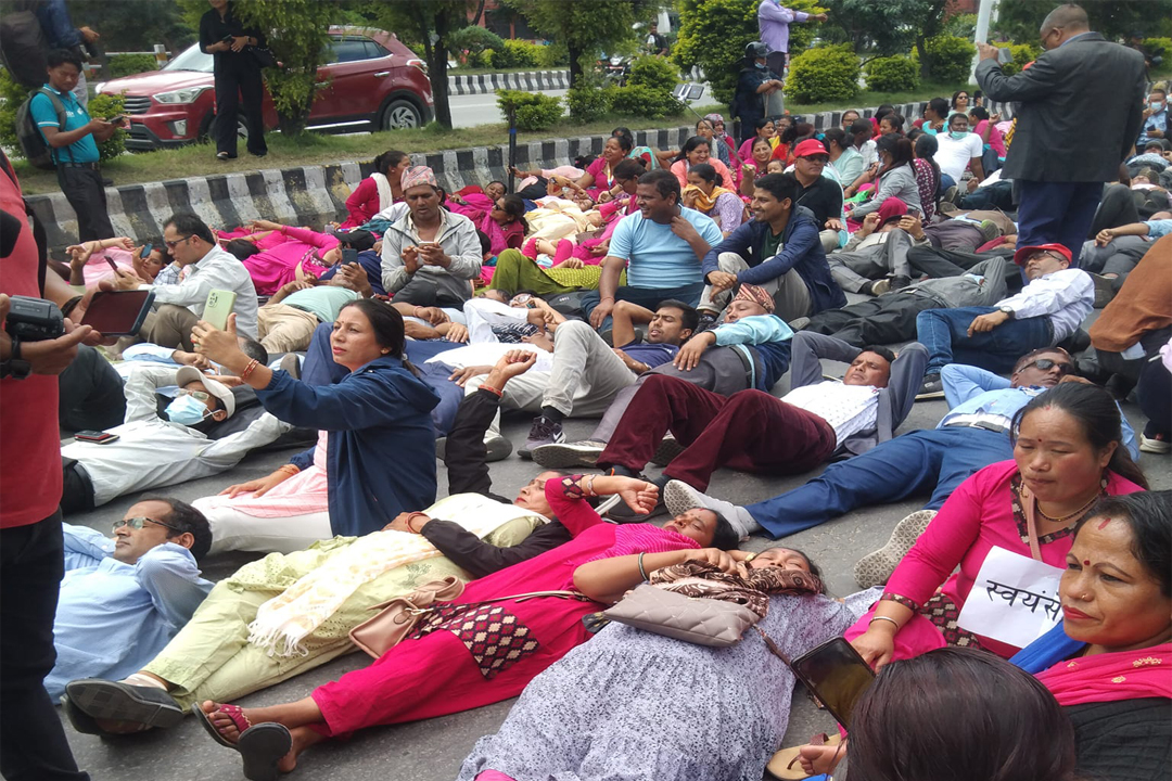 राहत शिक्षक सडकमा सुते